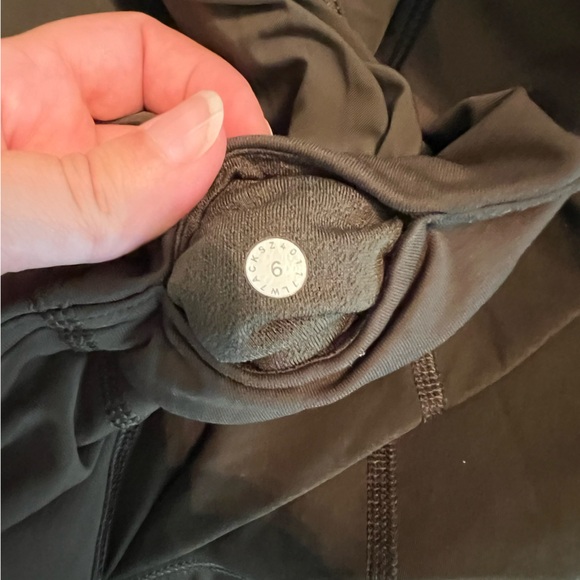 Lululemon shorts green size 6 - Picture 4 of 4